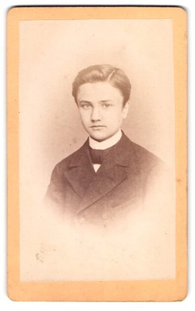Fotografie Julius Schmidt, Mühlhausen i. Th., Junger Bursche im dunklen Anzug m