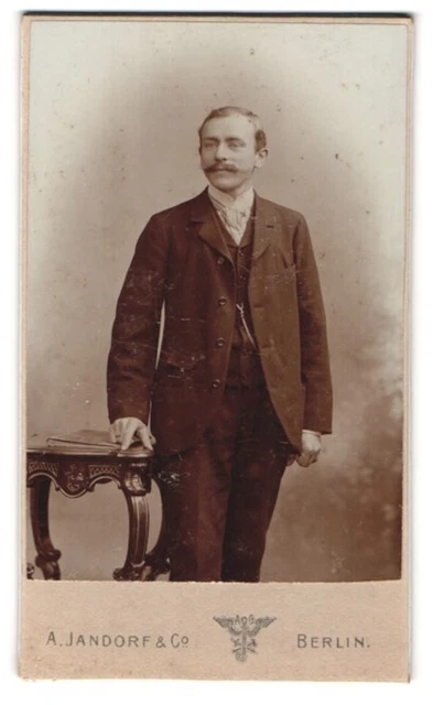 Fotografie A. Jandorf & Co., Berlin, Spittelmarkt 16-17, Elegant gekleideter He