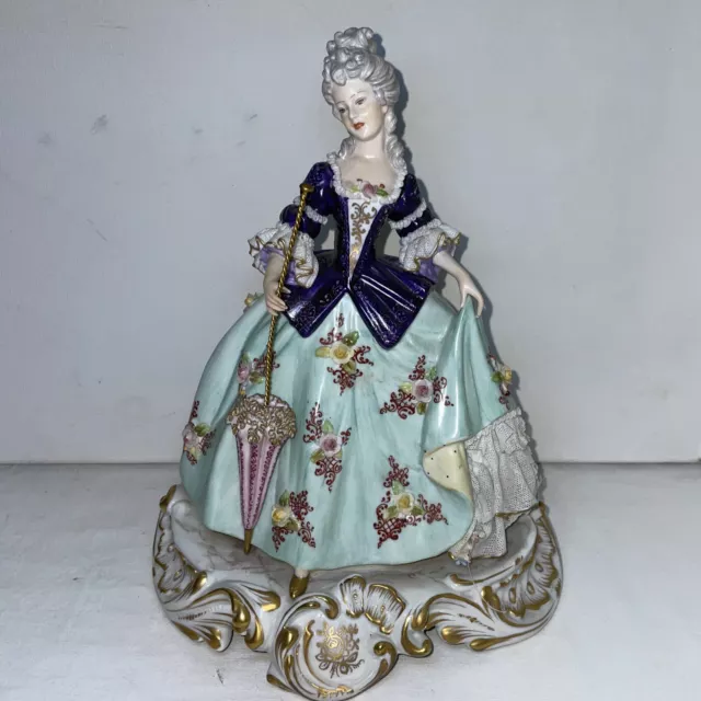 PORCELLANA DI CAPODIMONTE: Dama abito di pizzo. Decoro esclusivo