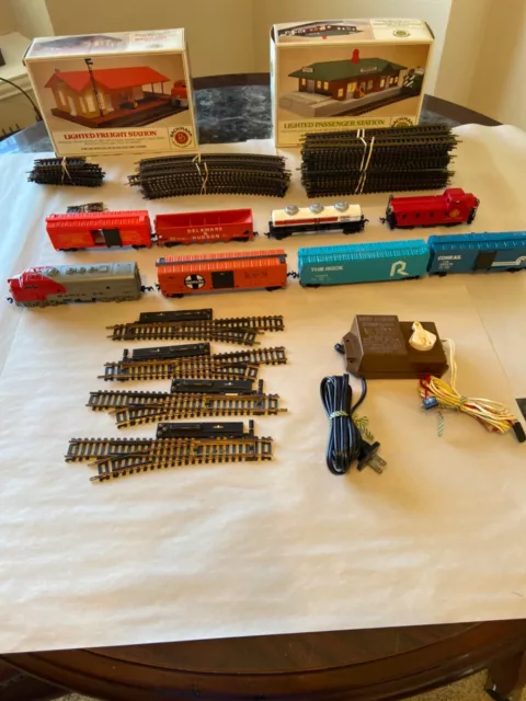 Vintage Bachmann N Scale Train Set & 2 HO Scale Stations In Box