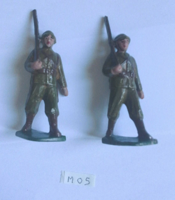 2 fantassins kaki au défilé fusil épaule casque soldat ancien alu