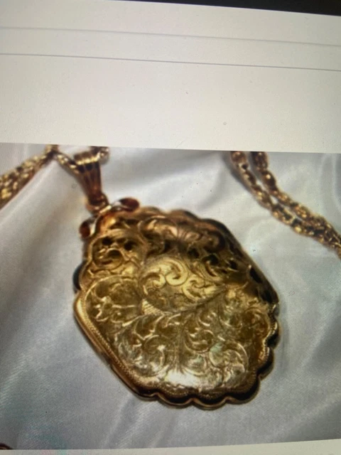 Ornate Victorian Gold Fill Art Deco Scalloped photo Locket Pendant Necklace
