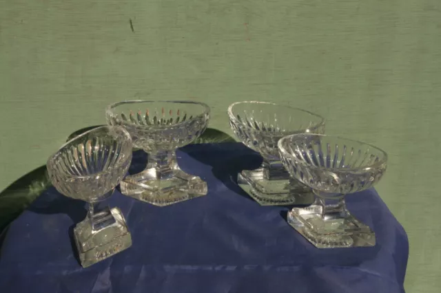 lot de 4 coupes ou rince doigts en cristal.