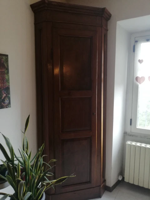 Bellissima Angoliera antica in Radica di noce del 700. H2.35 metri per L90 cm. 