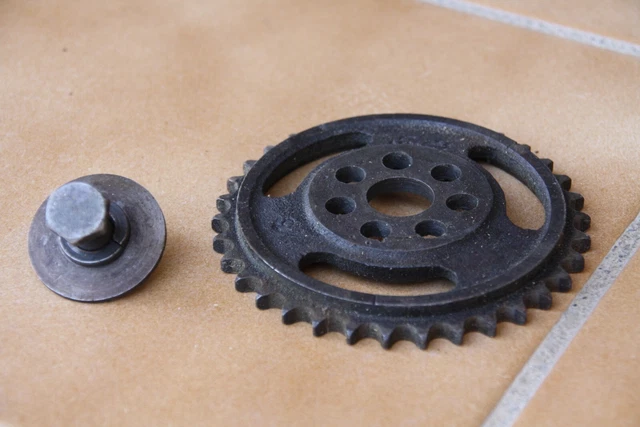 Pignon arbre à cames et boulon FORD LOTUS TWINCAM /Camshaft sprocket with bolt