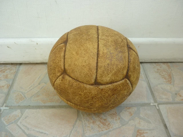 Ancien ballon médecine ball en cuir (ancien sport école militaire