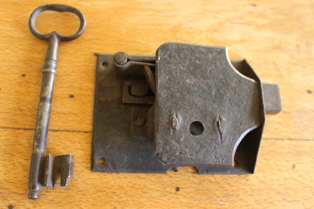 Ancienne Serrure De Coffre Ou Porte En Bronze Et Fer Forgé - Pièce Vintage, Décoration