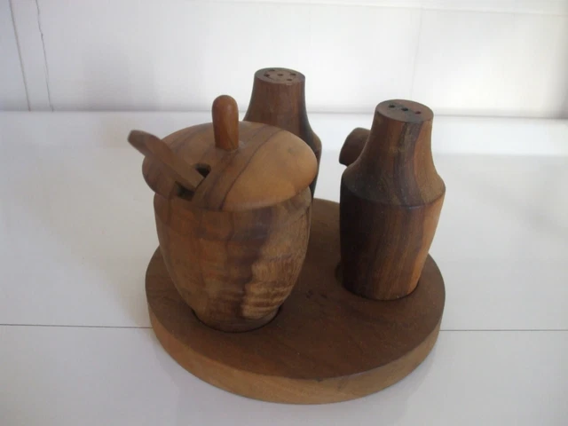 Serviteur en bois et terre cuite