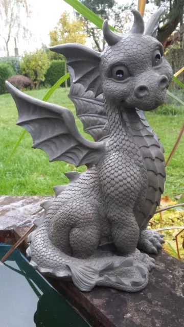 Gartenfigur Gartendrache - Modell sitzend XL - Fantasy Figur Deko Drache Garten