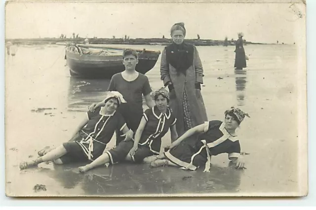 Carte Photo a Identifier - Jeunes femmes et un homme en tenue de  - ST141 - 152