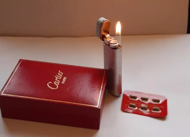 BRIQUET MUST de CARTIER acier brossé décor Trinity aux anneaux aux 3 ORs