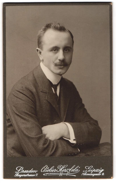 Fotografie Martin Herzfeld, Dresden, Pragerstr. 7, Junger Herr im karierten Anz