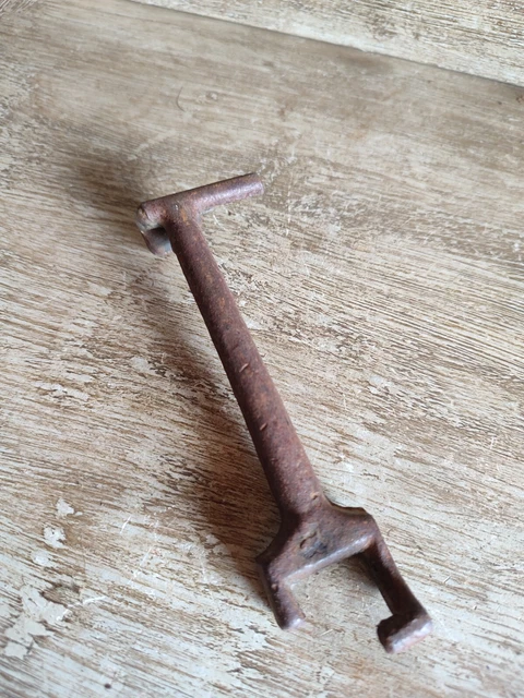 Ancien crochet sur tige à visser, en fer forgé, piton