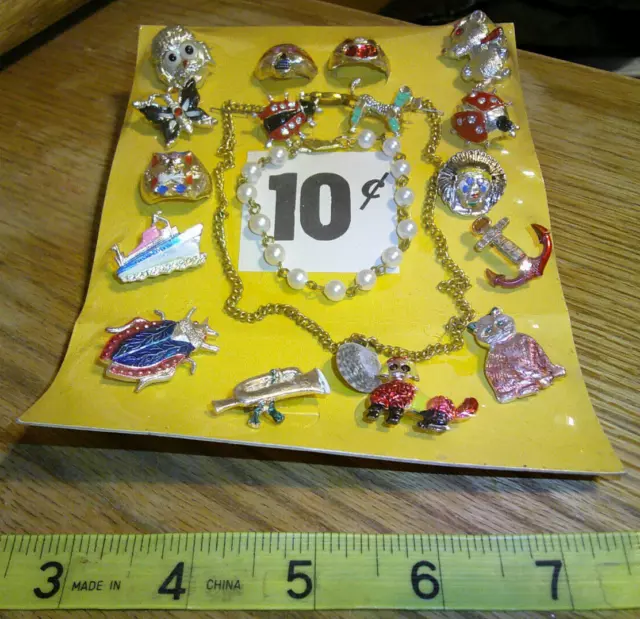 Vintage display 10c card pins charms toys #jd 202