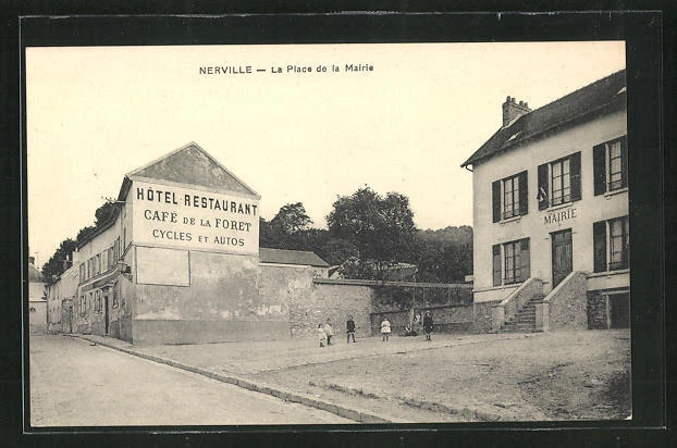 CPA Nerville, La Place de la Mairie, vue de Hôtel de Ville