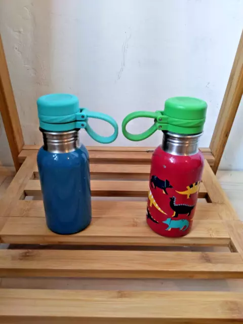 Frugi Paar Metallflaschen rot dinoblau Kleinkind Kinder Kinder Flasche ökologisch ethisch