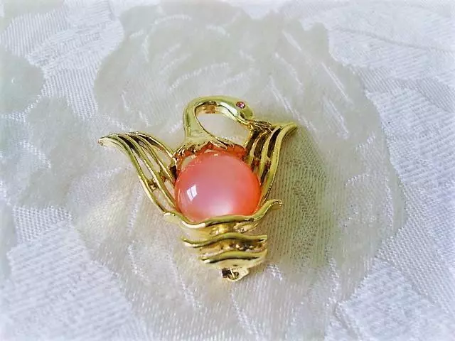 Gold Tone Swan Bird Pin Brooch Pink Moonglow Lucite Jelly Belly Rhinestone Eye