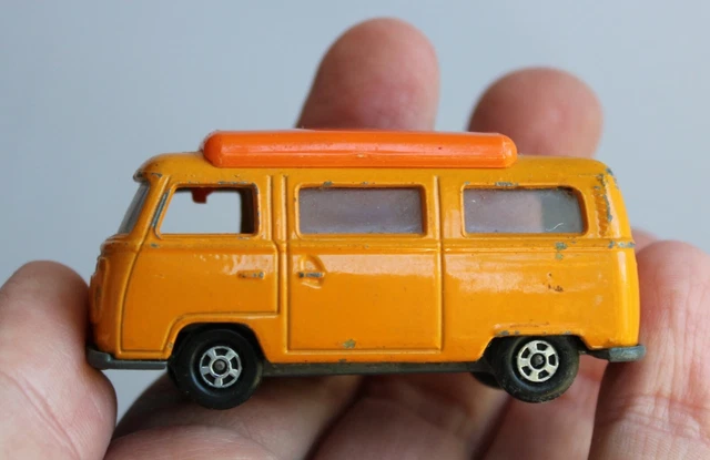 Papier peint plage vintage | Combi Volkswagen avec surf sur une plage au coucher de soleil