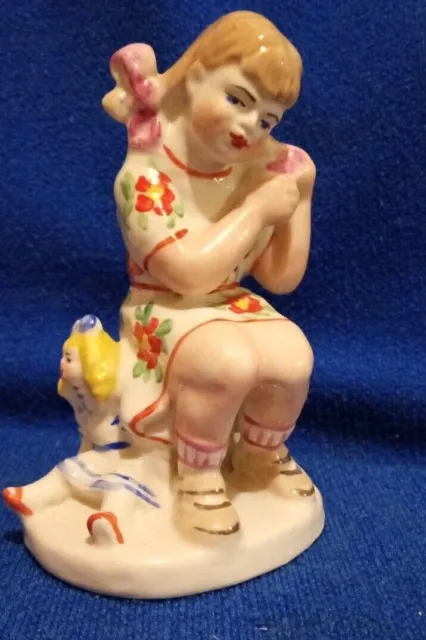 La URSS soviética rusa Chica con una muñeca atando lazos Estatuilla de...