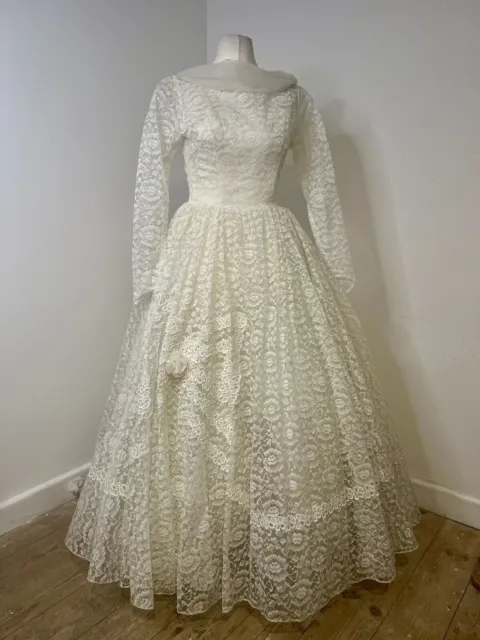 https://www.picclickimg.com/hcIAAOSwIX1lkZFm/Vintage-Princess-Lace-Wedding-Dress-1950s-1960s.webp