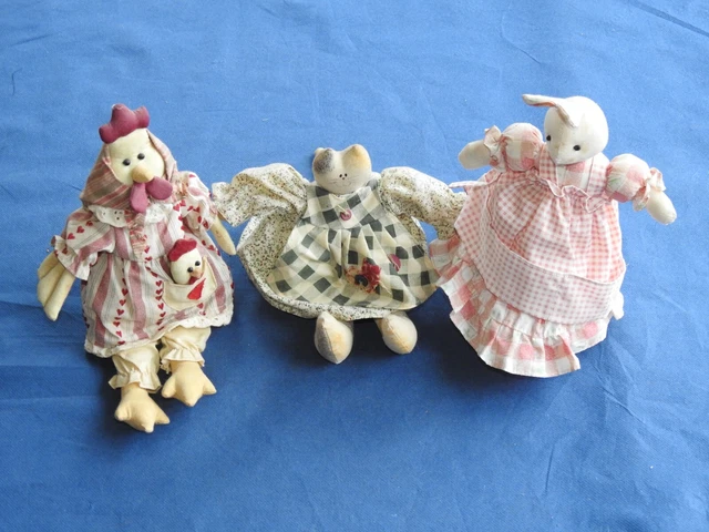 Lot de trois doudous en chiffon : une poule et son poussin, un lapin et un chat