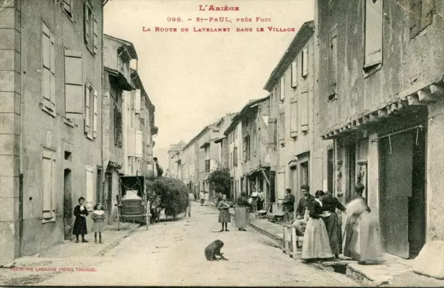 CPA 09 SAINT PAUL PRES FOIX LA ROUTE DE LAVELANET DANS LE VILLAGE (belle animati