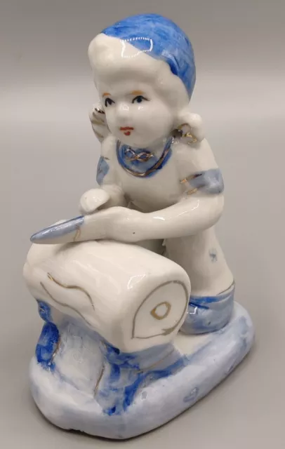 🍀Statuette décorative en céramique? porcelaine ? Petite fille coupant un gâteau