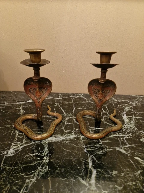 Paire De Bougeoirs Représentant Des Serpents Cobras En Bron