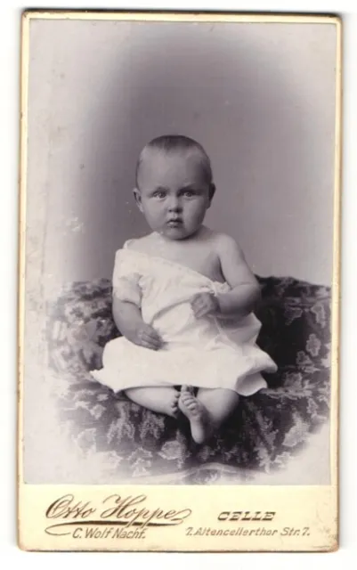 Fotografie Otto Hoppe, Celle, Portrait Säugling in Leibchen CDV /Kabinett-Foto