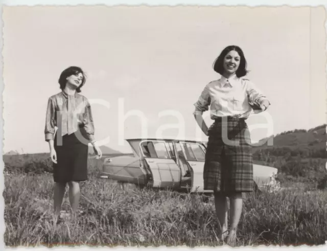 1960 ca ITALIA Giovani donne in campagna con automobile - Foto vintage 12x9 cm