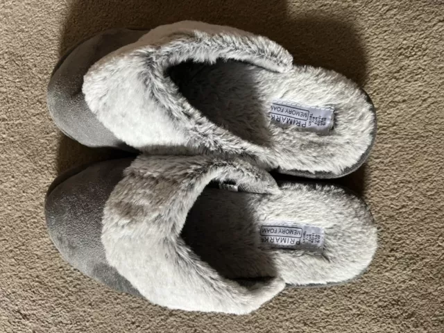 Ladies Grey Size 7 Slippers Memory Foam Well Worn In Great Condition