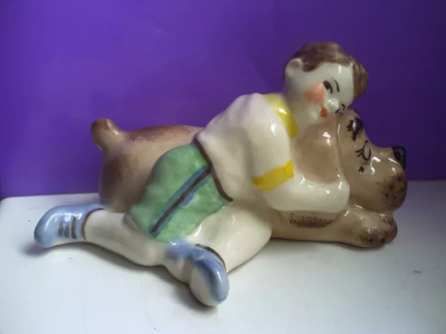 Niño de la URSS jugando con el perro Figura de porcelana rusa ucraniana