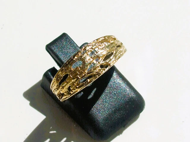 Broche circulaire torsadée en or jaune 18K (750°/00). Poinçon tête de