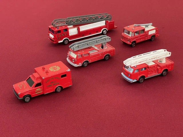 Collection de 33 voitures anciennes 1/43 minialuxe sur socle à Camoël | Clasf jeux