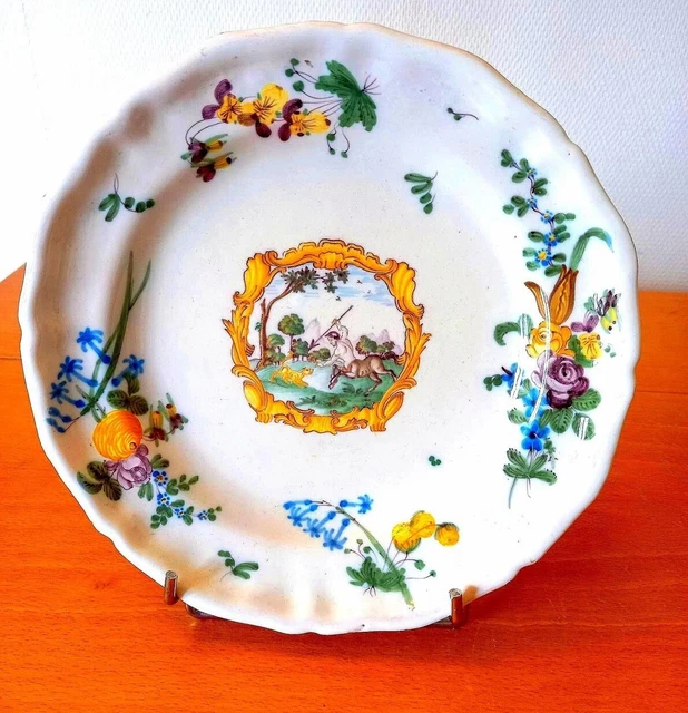 Assiette en faïence : Moustiers XVIIIème siècle.