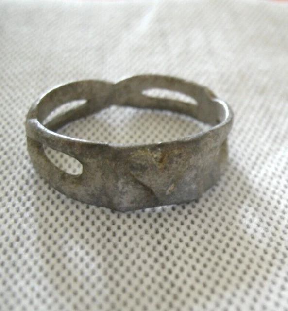 Bague Ancienne 'Poilu' Travail Des Tranchées 14-18 - Métal Argenté, Fleur, Occasion Historique