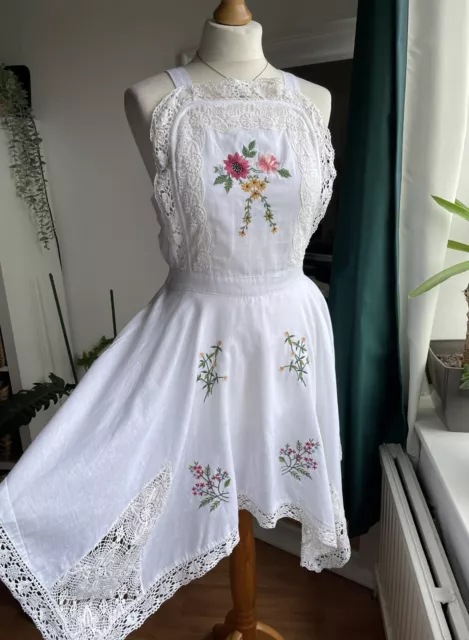 Mini abito asimmetrico ricamato floreale bianco River Island taglia Regno Unito 8 NUOVO CON ETICHETTE