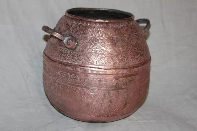 Rare chaudron oriental en cuivre ciselé, récipient à eau. XIX ème.