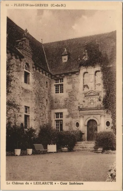 CPA PLESTIN-les-GREVES Le Chateau du Leslarc'h - Cour Interieure (1146778)