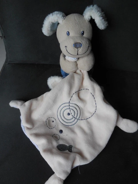 234/ doudou mouchoir chien bleu blanc beige brodé poisson POMMETTE