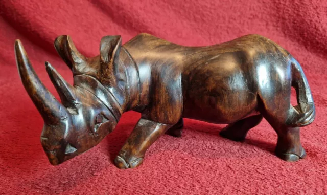 Vintage handgeschnitztes hölzernes Nashorn Tierfigur Ornament