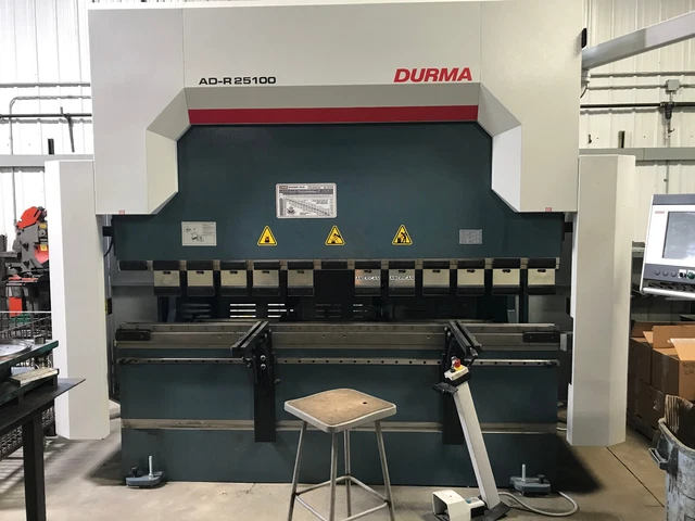 DURMA AD-R 25100 CNC 8’ 4"x 10.4" Stroke 110 Ton Hydraulic Press Brake