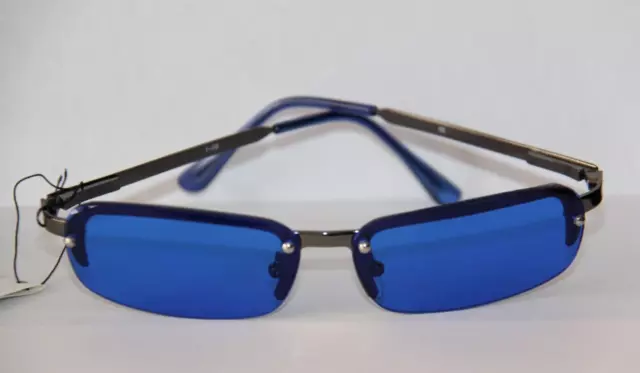 Farb Brille Sonnenbrille  Gläser Blau Rahmen Schwarz Aus Metall Hinter Gläsern