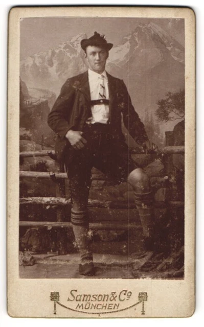 Fotografie Samson & Co., München, junger Mann in bayrischer Tracht mit Lederhos