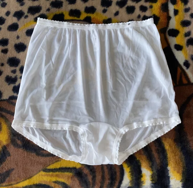 https://www.picclickimg.com/hh0AAOSwkW5iXE3a/Bali-Siz-6-White-Nylon-Bikini-Panties-Underwear.webp