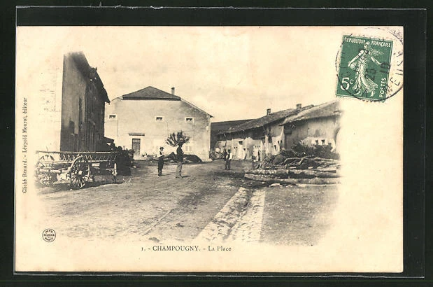 CPA Champougny, La Place, vue de la rue 1910