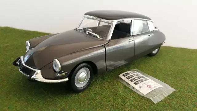 CITROËN  DS berline 1963 gris foncé toit noir 1/18 SOLIDO 7228 voiture miniature