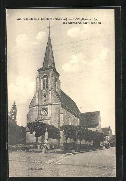 CPA La Celle-s-Loire, L´Eglise et le Monument aux Morts 1931
