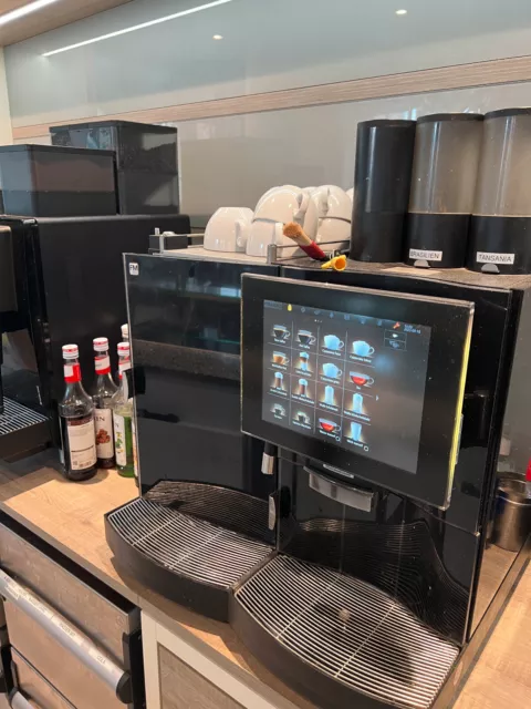 Franke Kaffeemaschine FM 850 mit Kühlschrank und geteiltem Schokobehälter