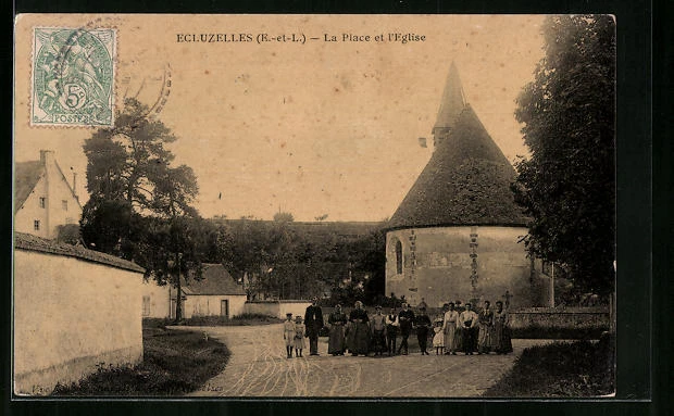 CPA Ecluzelles, La Place et l´Eglise